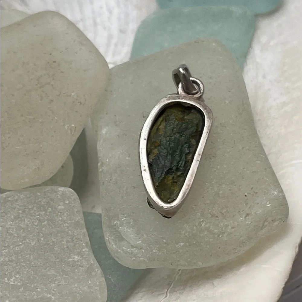 Raw MOLDAVITE Pendant - Picture 5 of 7